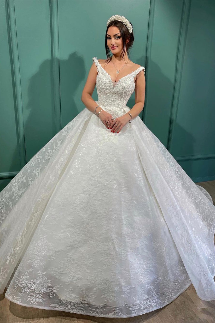 Wunderschönes langes weißes ärmelloses Brautkleid aus Spitze in A-Linie mit V-Ausschnitt