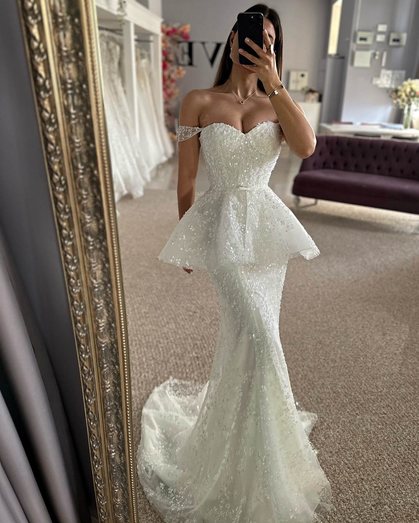 Wunderschöne Meerjungfrau Tüll Spitze Herzausschnitt Ärmelloses Weißes Brautkleid Mit Applikationen