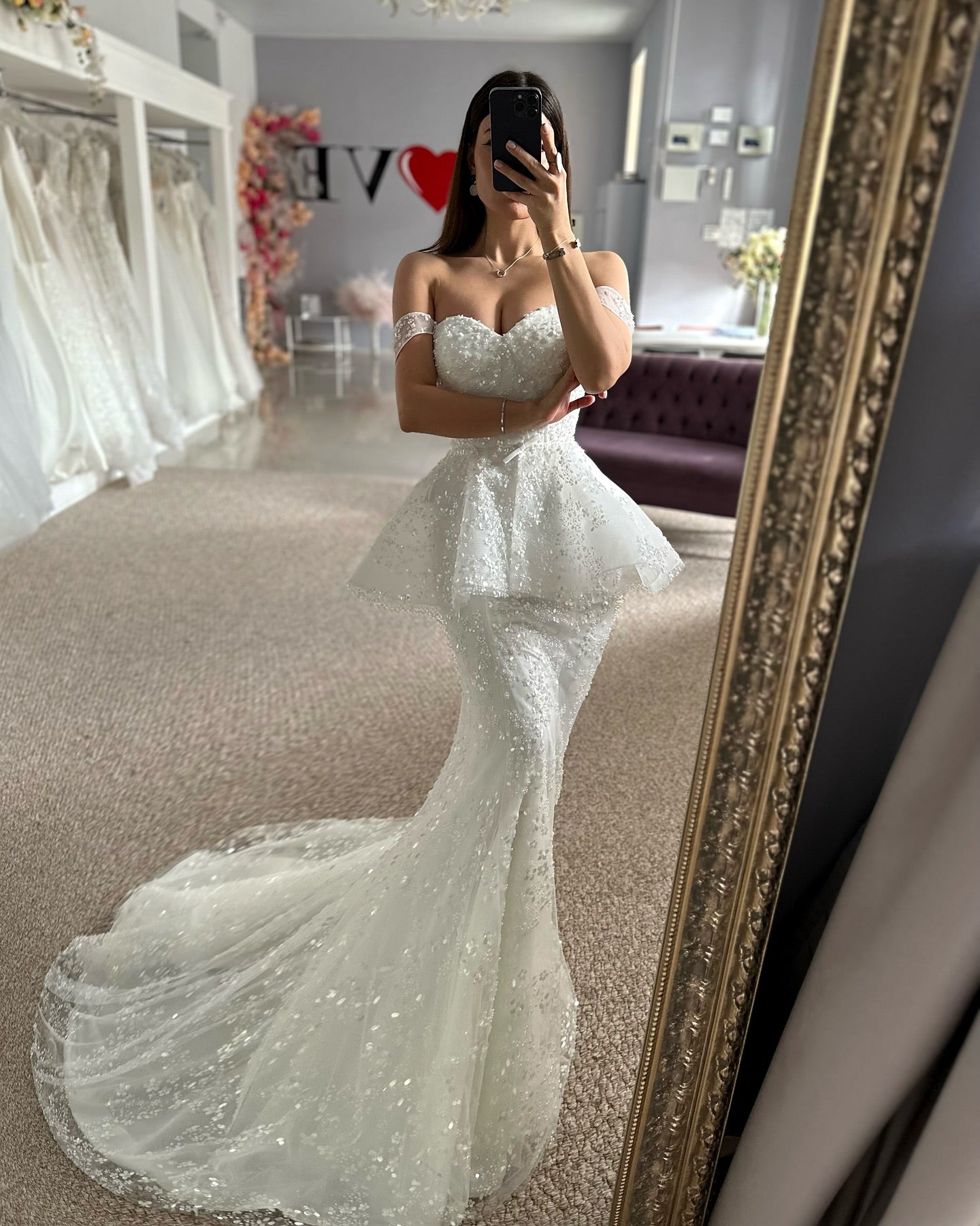 Wunderschöne Meerjungfrau Tüll Spitze Herzausschnitt Ärmelloses Weißes Brautkleid Mit Applikationen