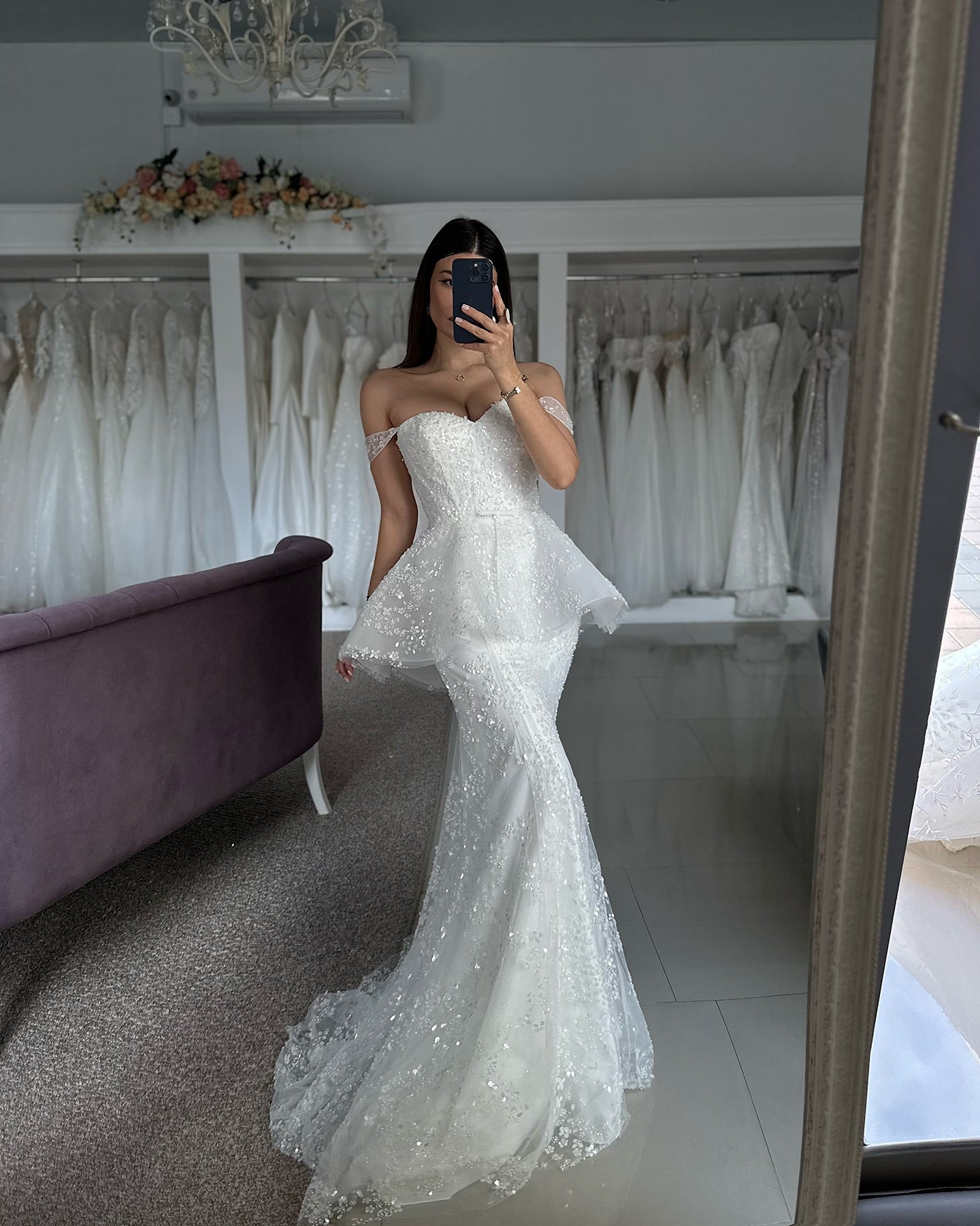 Wunderschöne Meerjungfrau Tüll Spitze Herzausschnitt Ärmelloses Weißes Brautkleid Mit Applikationen