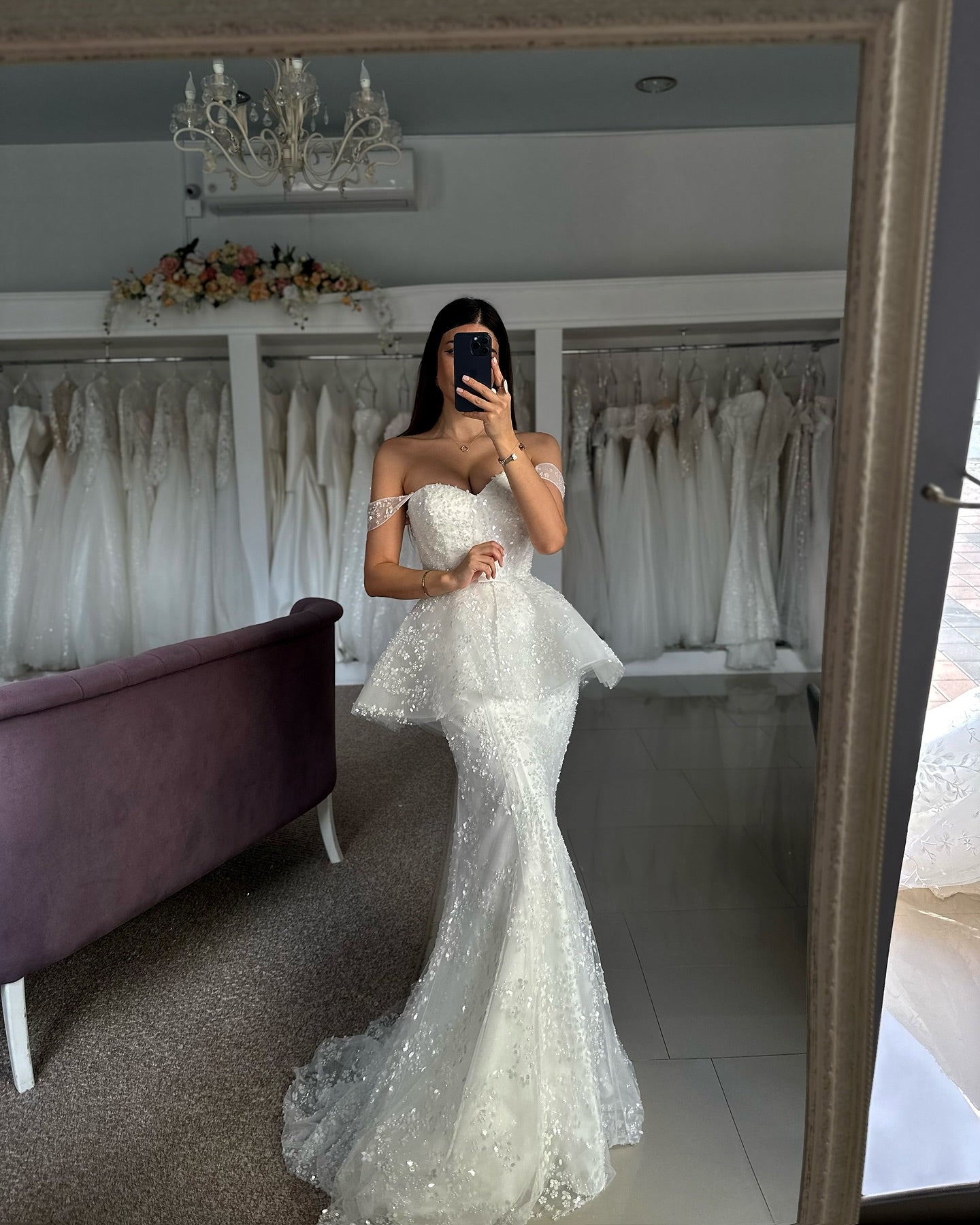 Wunderschöne Meerjungfrau Tüll Spitze Herzausschnitt Ärmelloses Weißes Brautkleid Mit Applikationen
