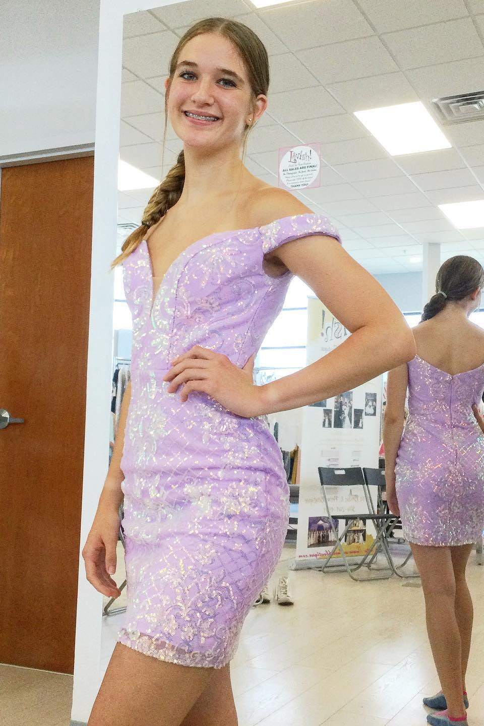Wunderschönes schulterfreies lilafarbenes Homecoming-Kleid mit V-Ausschnitt und Spitze
