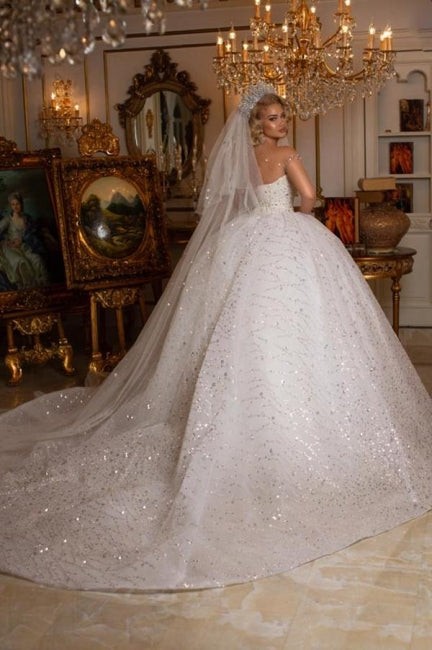 Hermoso vestido de novia sin mangas con escote en forma de corazón y hombros descubiertos con purpurina