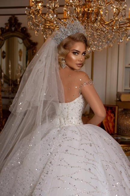 Hermoso vestido de novia sin mangas con escote en forma de corazón y hombros descubiertos con purpurina