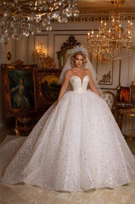 Hermoso vestido de novia sin mangas con escote en forma de corazón y hombros descubiertos con purpurina