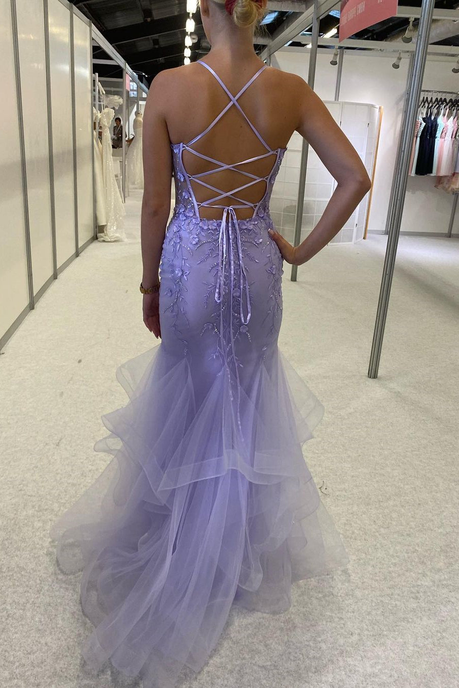 Hermoso vestido de fiesta morado con tirantes finos, encaje, sin mangas y abertura