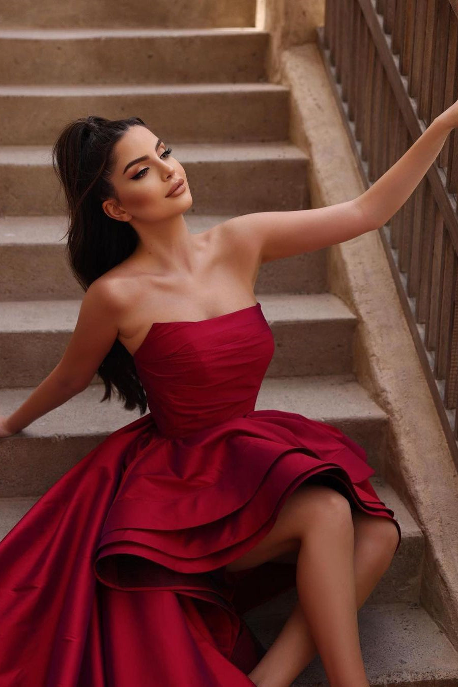 Hermoso vestido de fiesta rojo de corte A sin mangas con volantes y cola