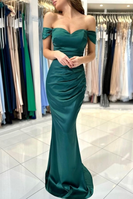 Hermosos vestidos de noche largos, sencillos, de corte sirena, sin mangas y con hombros descubiertos, en verde oscuro.