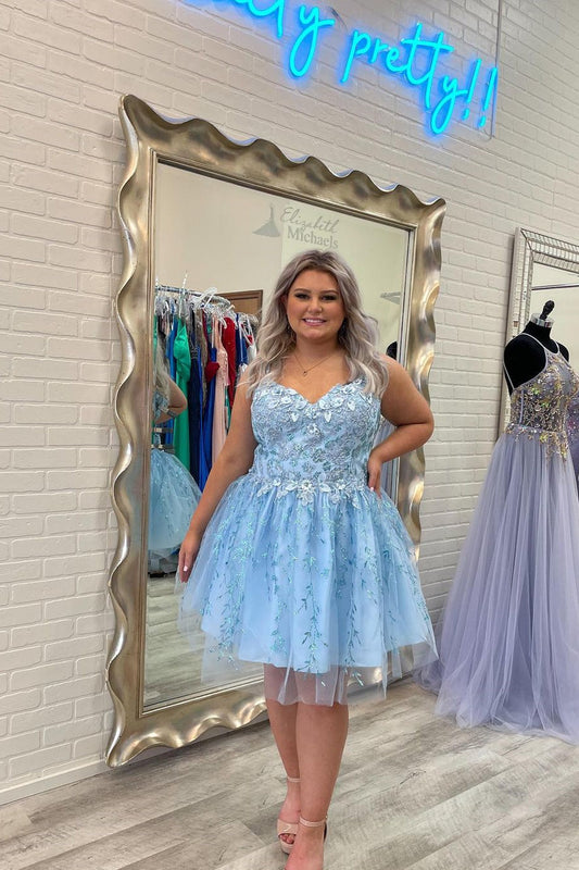 Hermoso vestido de fiesta corto azul cielo con apliques en forma de A