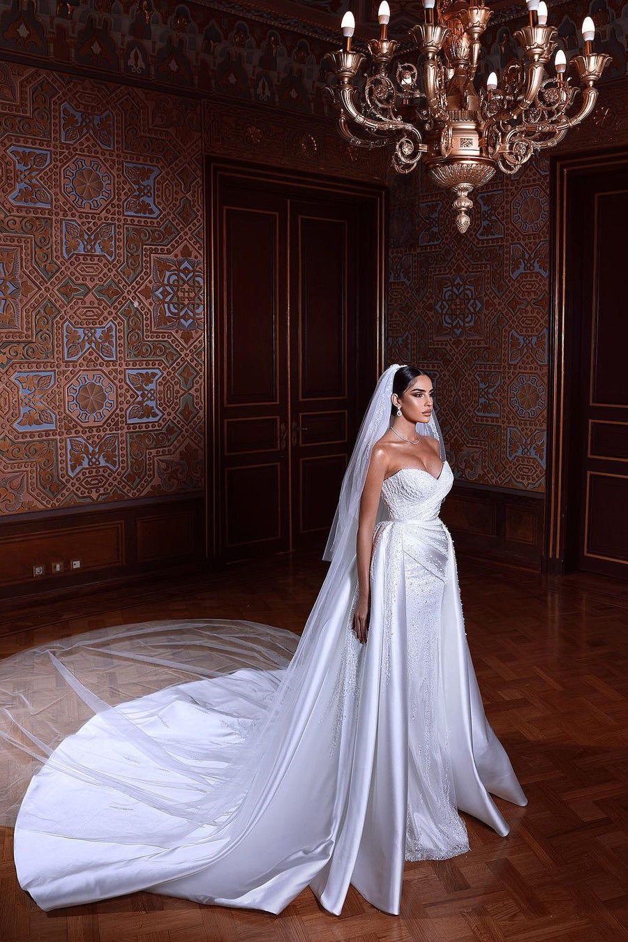 Hermoso vestido de novia blanco sin mangas con escote en forma de corazón y cuentas, con cola desmontable