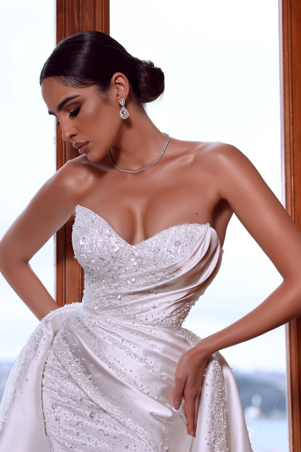 Hermoso vestido de novia blanco sin mangas con escote en forma de corazón y cuentas, con cola desmontable
