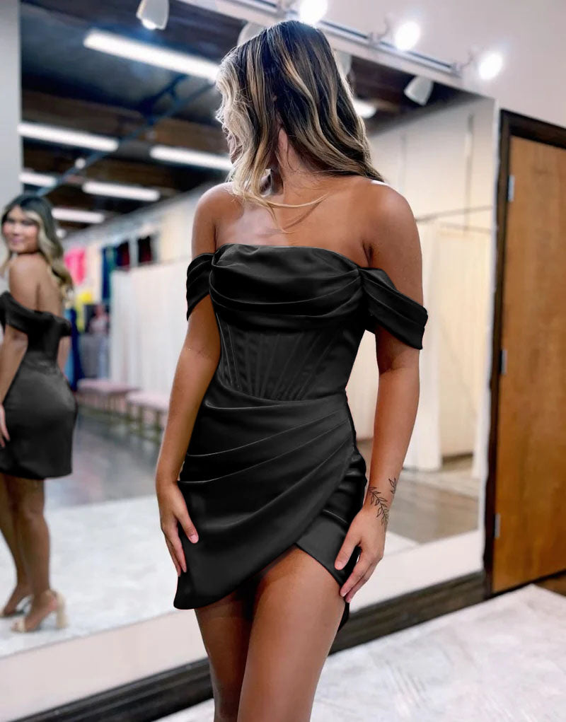 Vestido corto de satén con hombros descubiertos para la fiesta de bienvenida