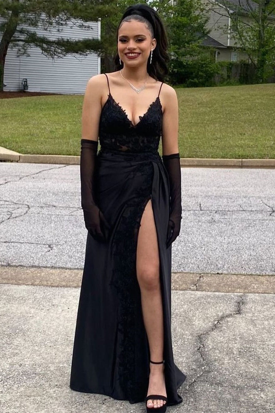 Vestido de fiesta formal de satén con encaje, tirantes finos, escote en V, corte A, color negro y abertura