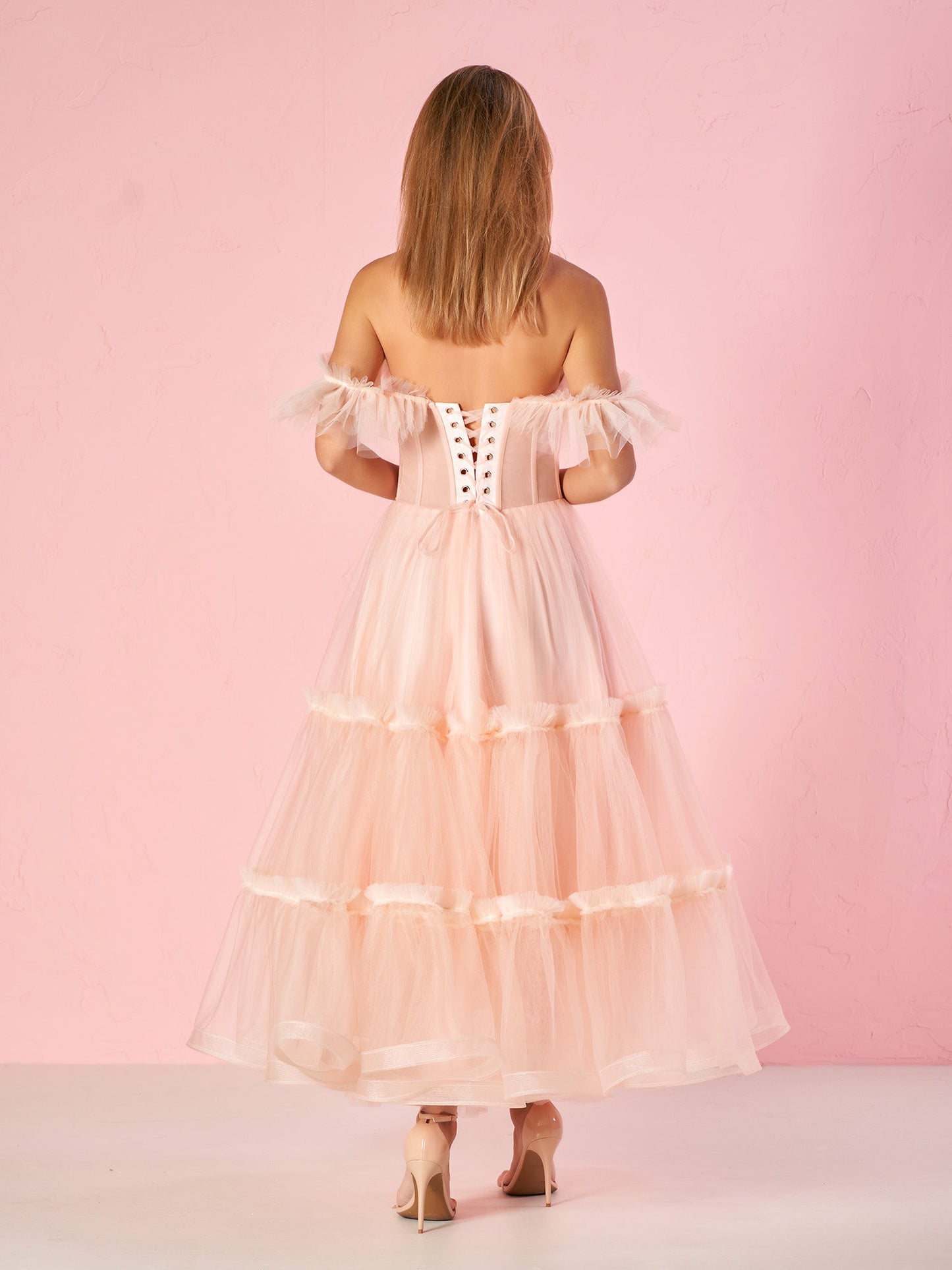 Vestido de fiesta de tul con volantes y corsé en forma de A