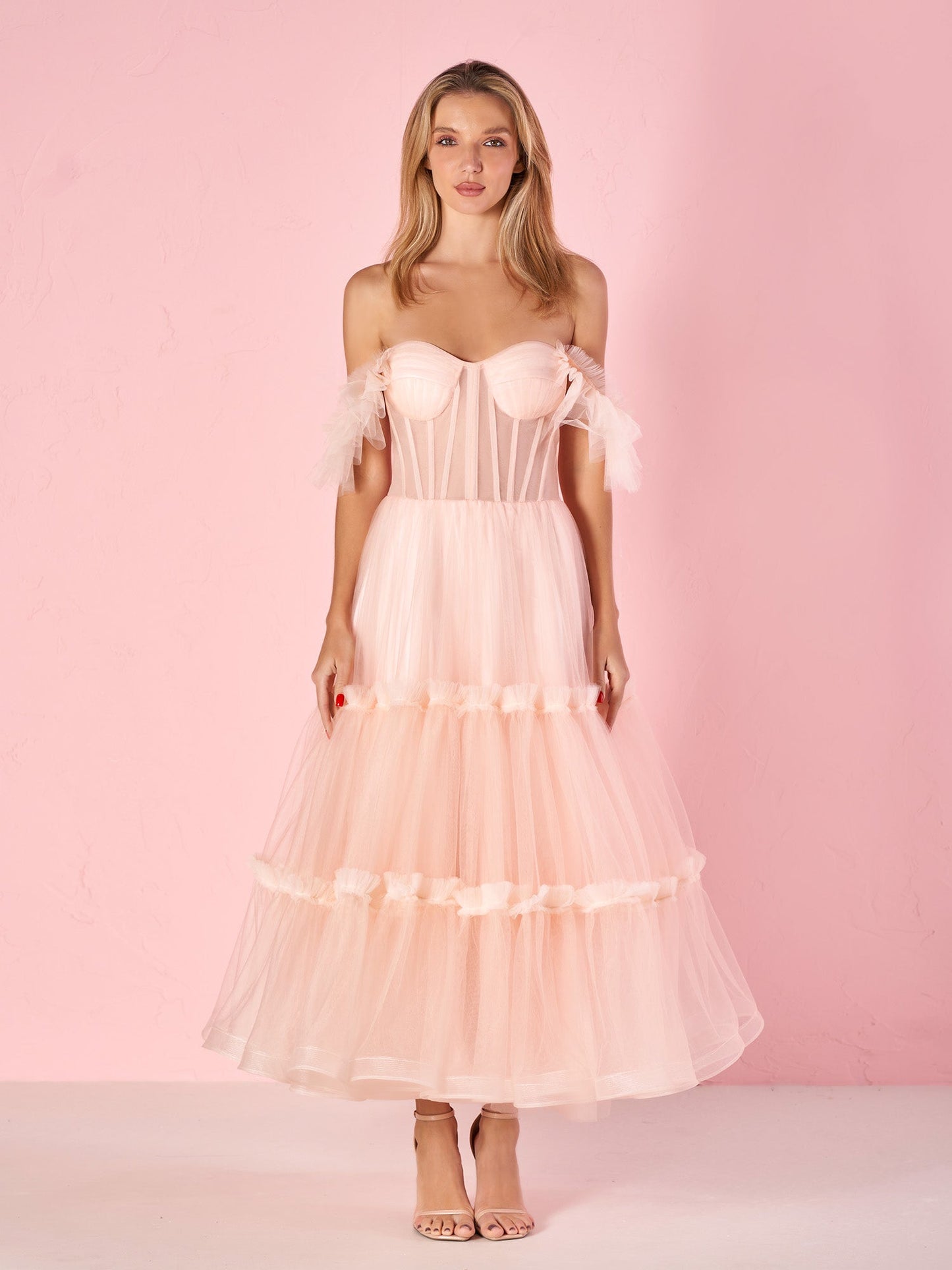 Vestido de fiesta de tul con volantes y corsé en forma de A