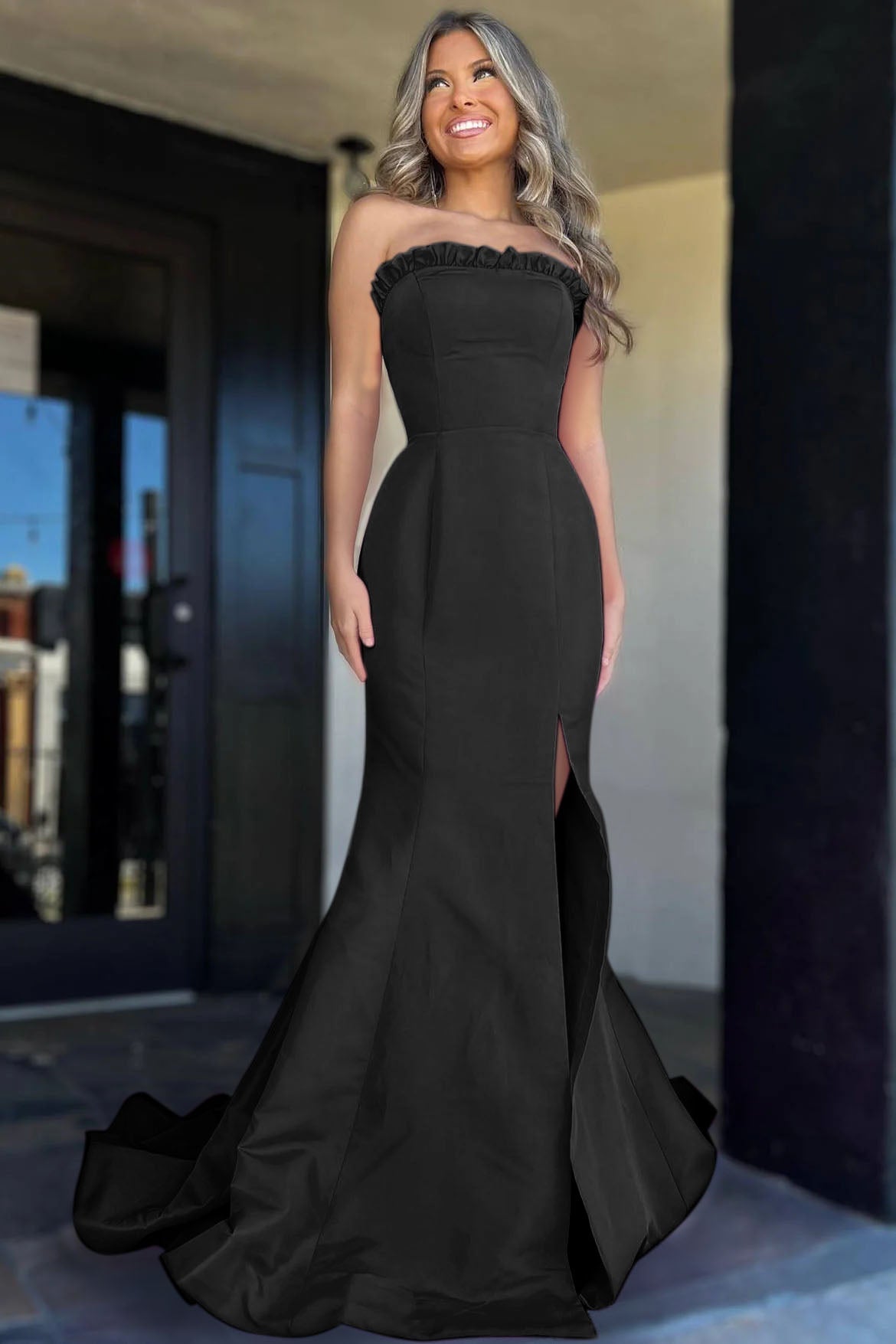 Vestido de fiesta largo con abertura y corte sirena, sin tirantes y volantes color magenta