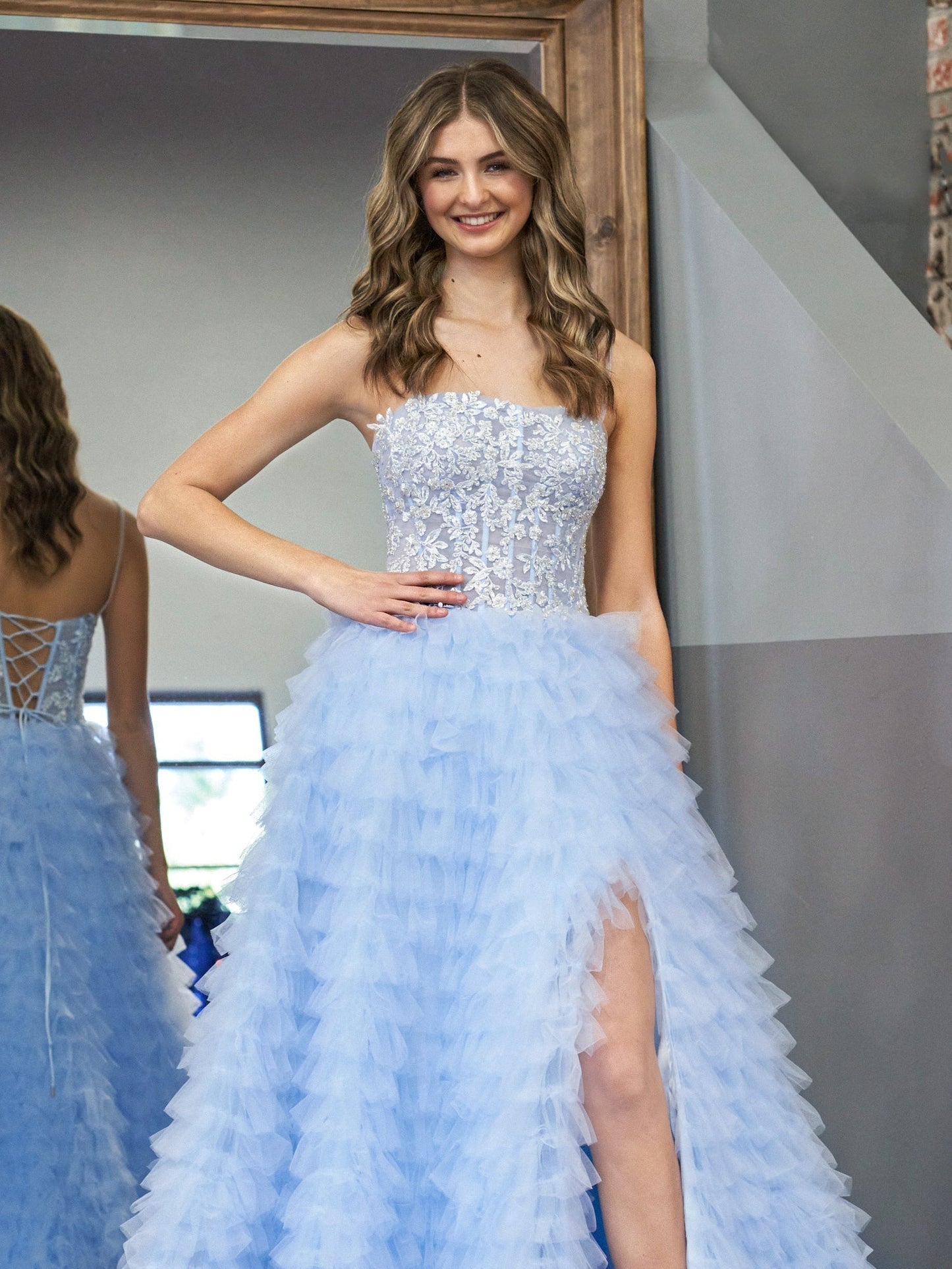 Vestido de fiesta largo de tul con lentejuelas escalonadas en azul cielo
