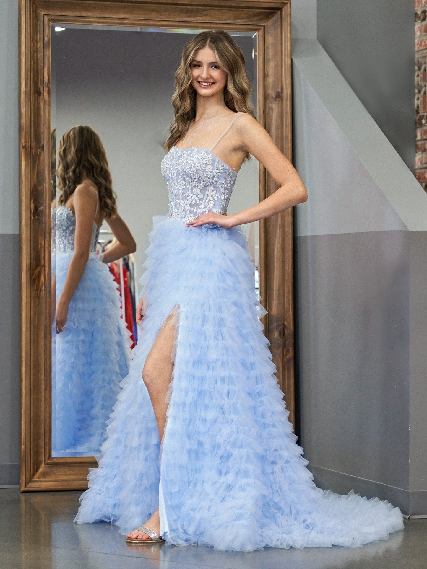 Vestido de fiesta largo de tul con lentejuelas escalonadas en azul cielo