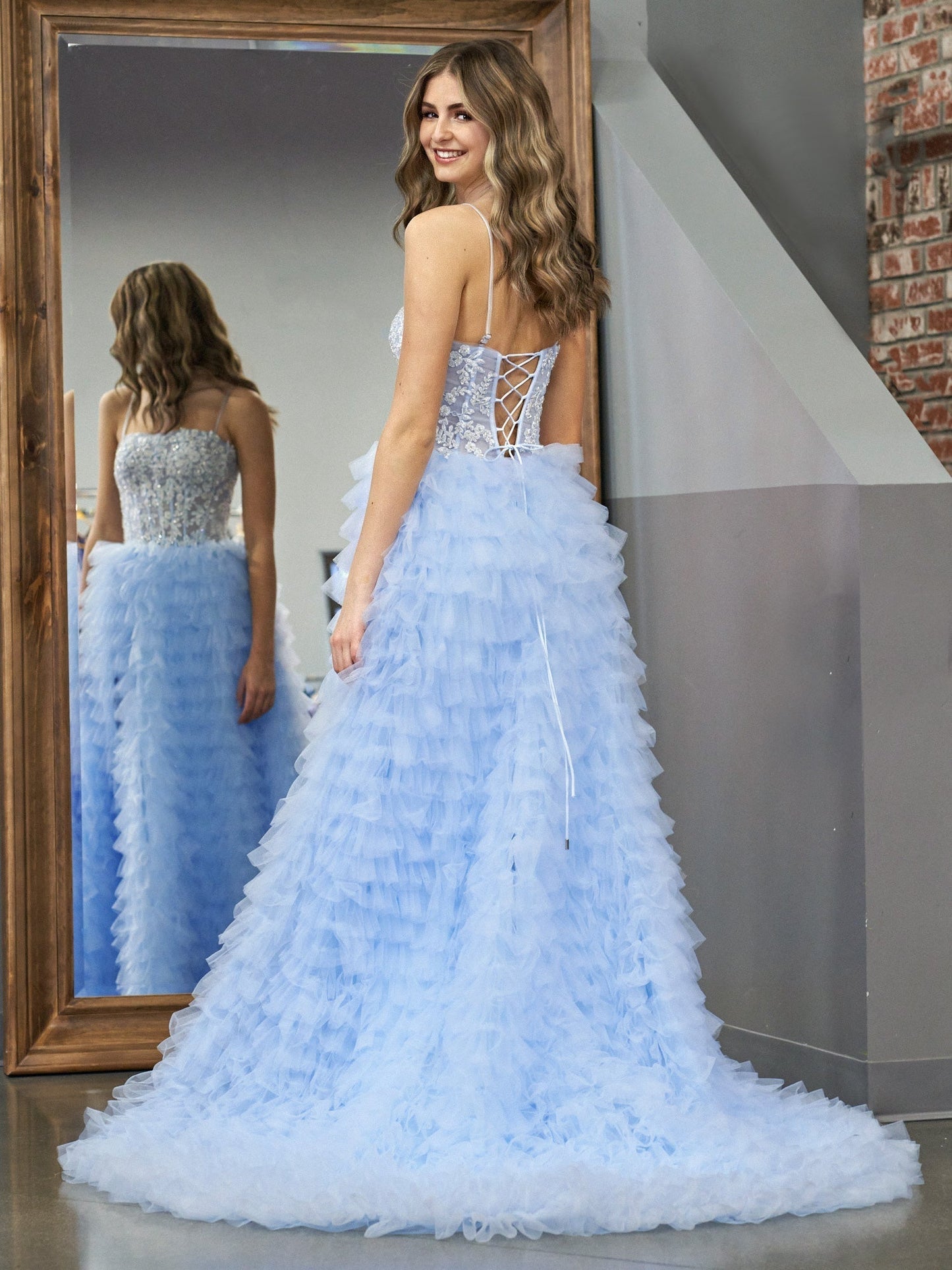 Vestido de fiesta largo de tul con lentejuelas escalonadas en azul cielo