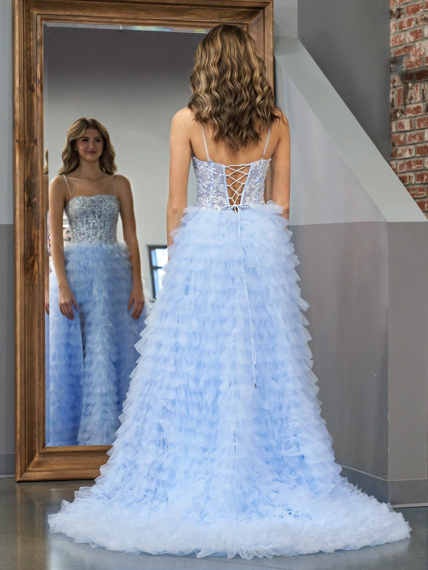 Vestido de fiesta largo de tul con lentejuelas escalonadas en azul cielo