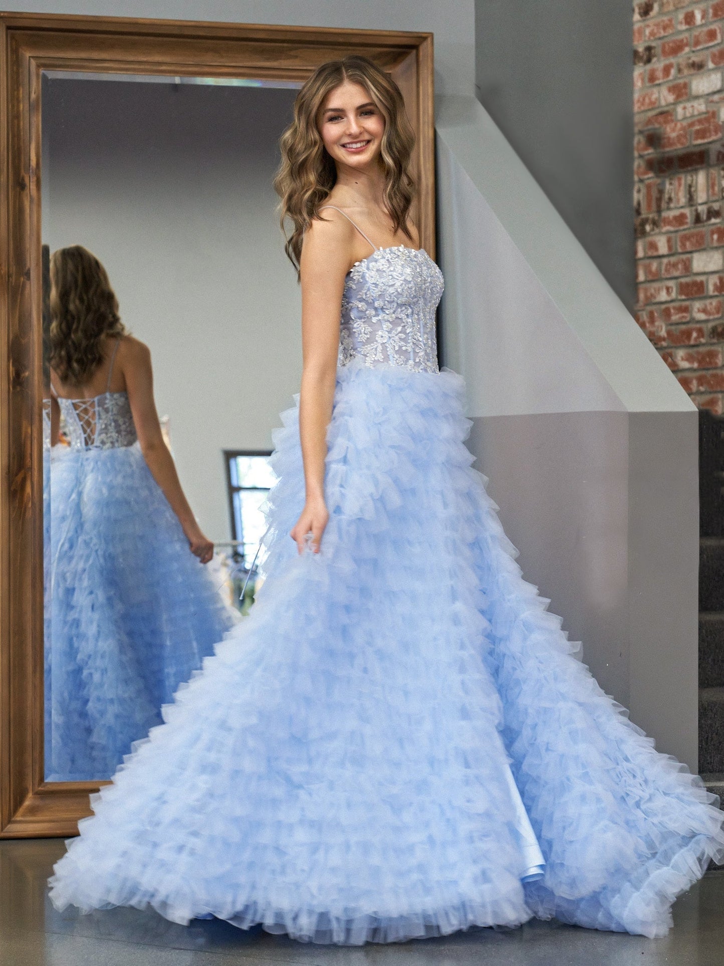 Vestido de fiesta largo de tul con lentejuelas escalonadas en azul cielo