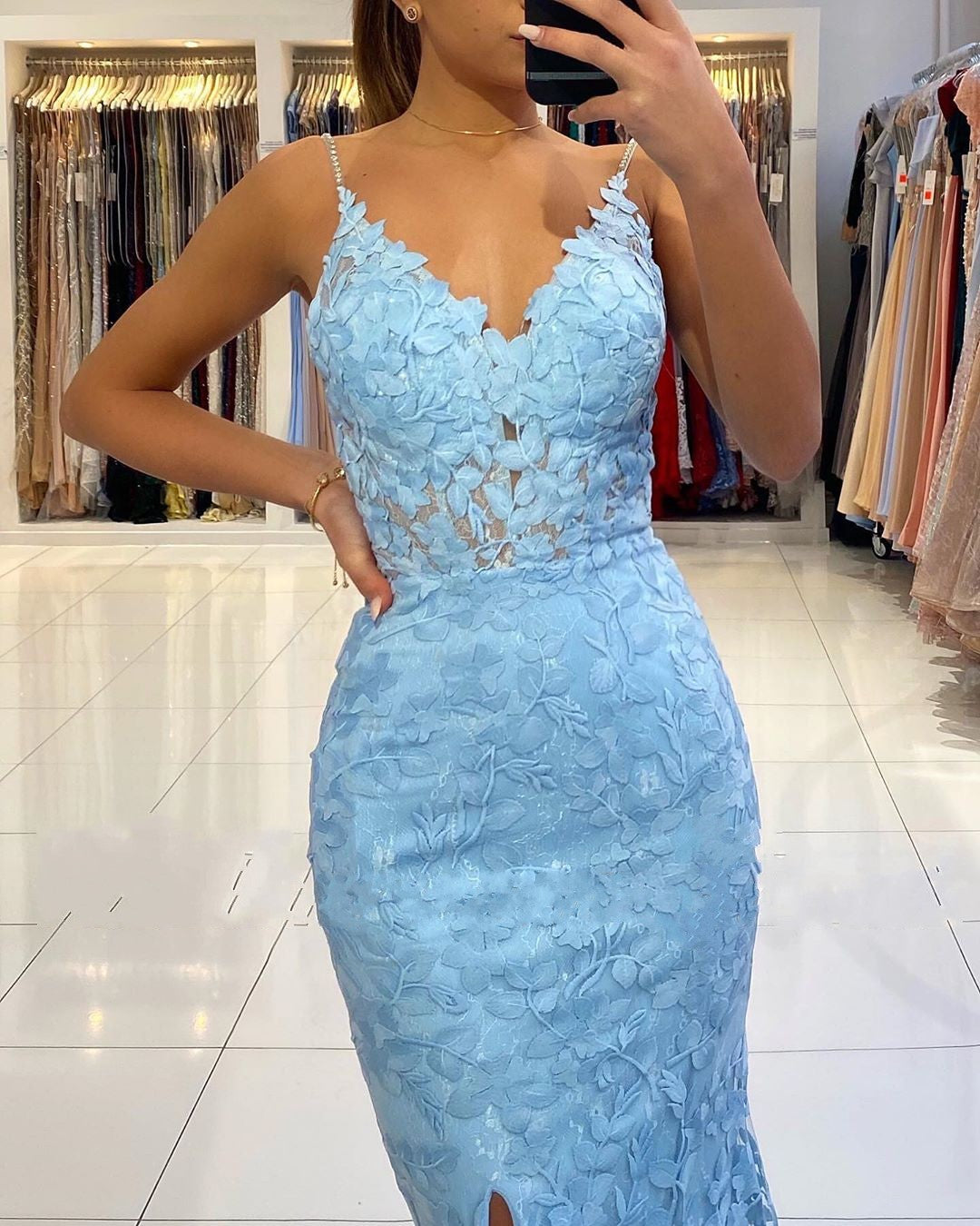 Blaues langes Meerjungfrau-Ballkleid aus Spitze mit V-Ausschnitt, offenem Rücken und Schlitz