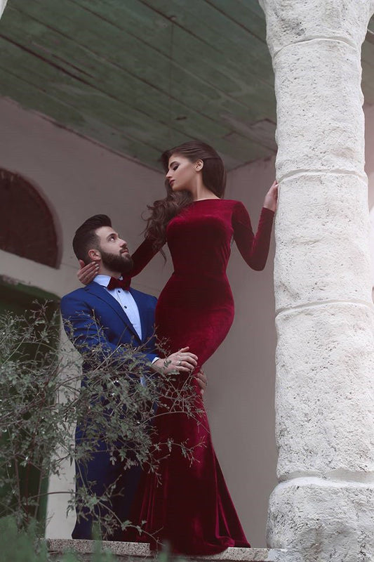 Burgunderrotes, langes, rückenfreies Ballkleid aus Samt im Meerjungfrauenstil mit Ärmeln