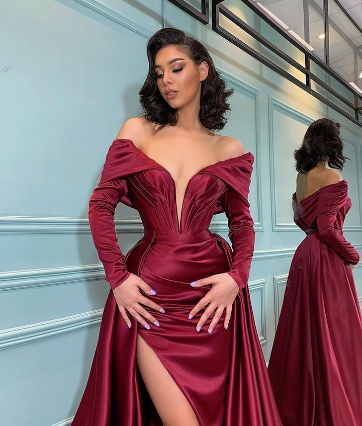 Burgunderrotes, langärmliges, schulterfreies Meerjungfrauen-Ballkleid mit Schlitz