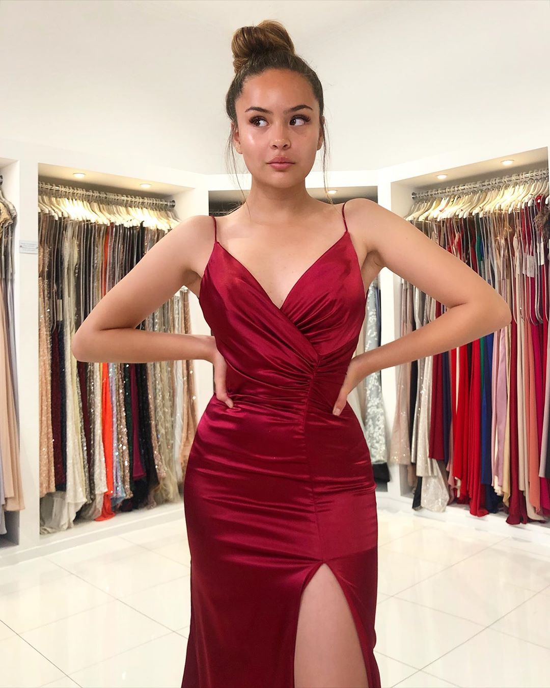 Burgunderrotes Meerjungfrau-Ballkleid mit V-Ausschnitt und rückenfreiem, langem Schlitz