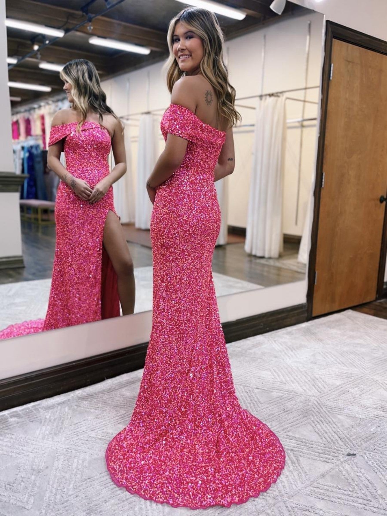 Vestido de fiesta largo rosa con abertura y un hombro, corte sirena y purpurina