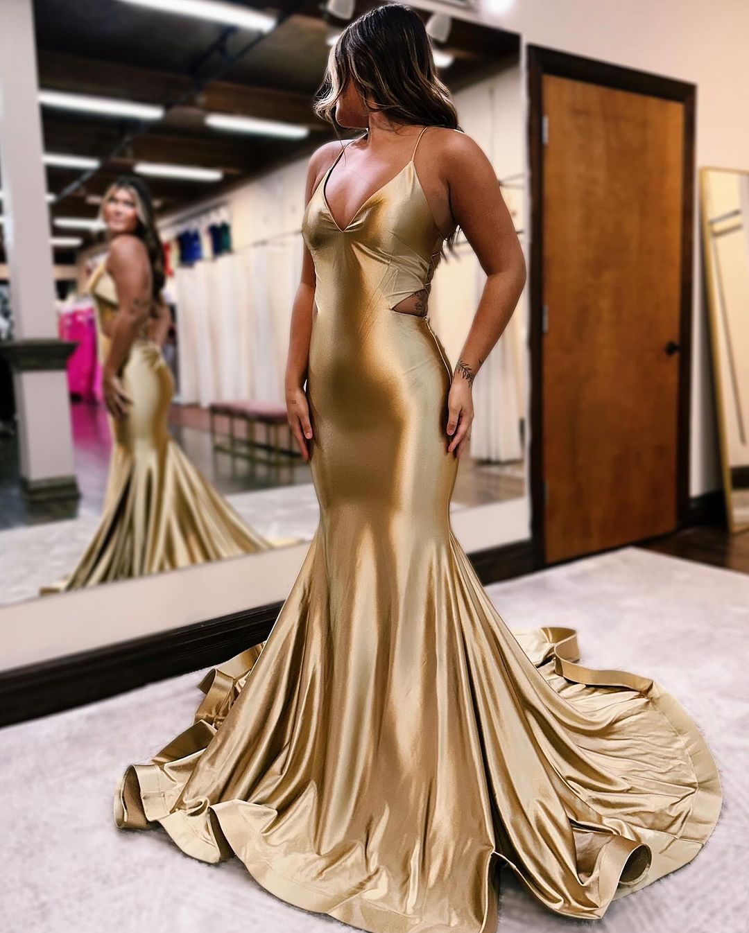 Elegante vestido de fiesta formal de sirena largo con escote en V y espalda descubierta