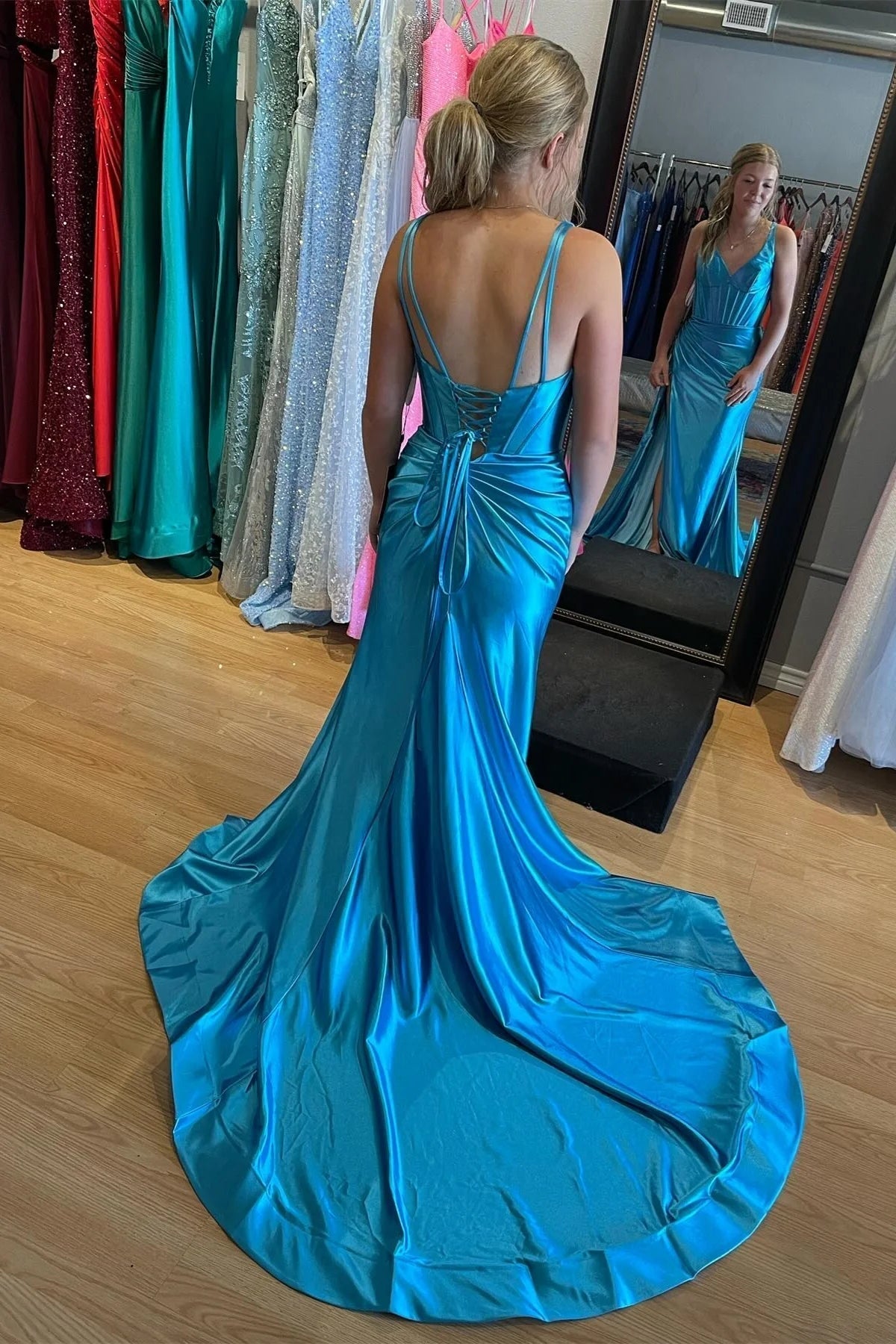Vestido de fiesta largo de satén con escote en V y abertura, corte sirena, color uva