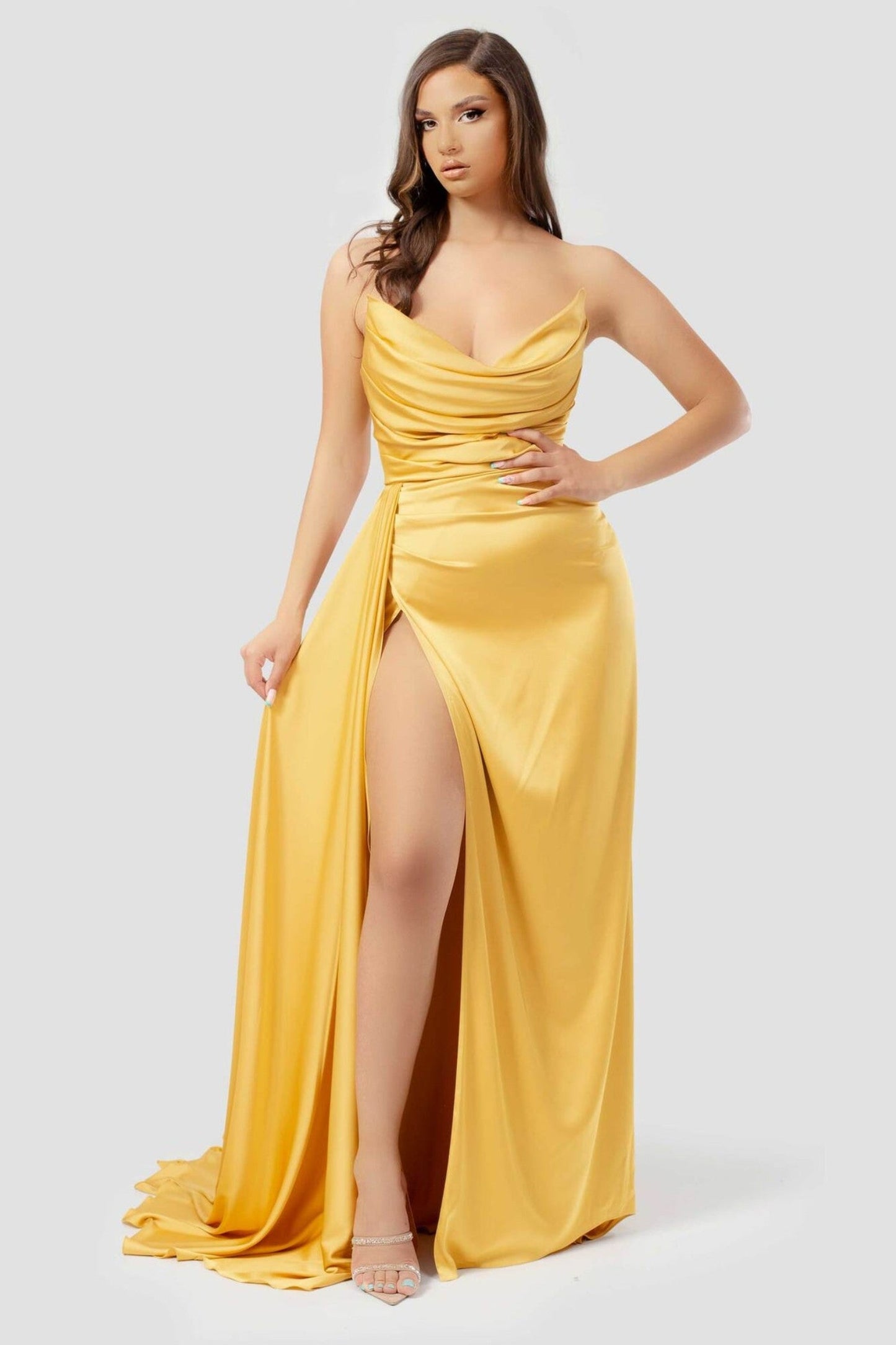 Vestido de fiesta amarillo largo sin tirantes, estilo sirena, sin mangas y con abertura alta