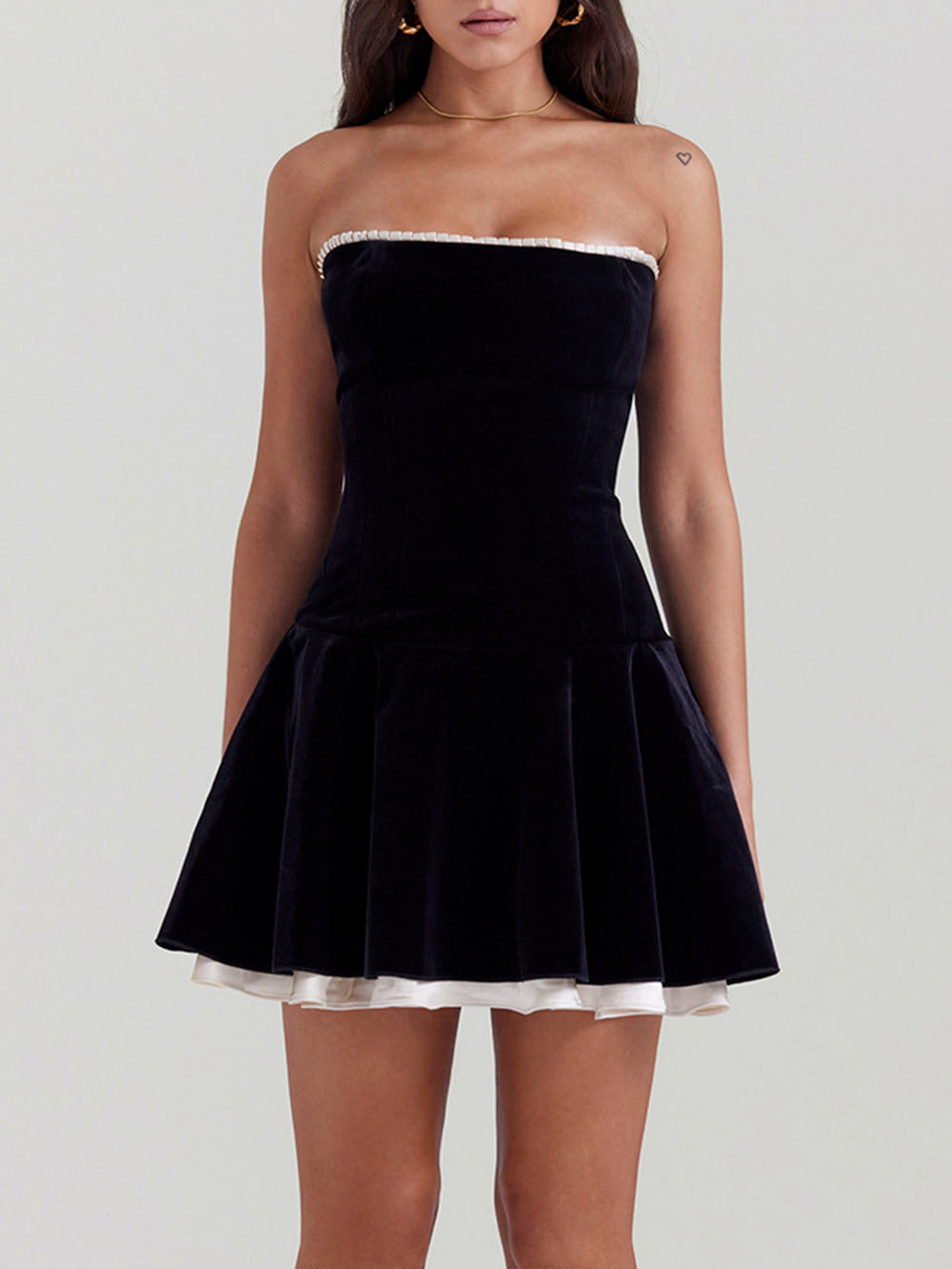 Schwarzes trägerloses Samtkleid