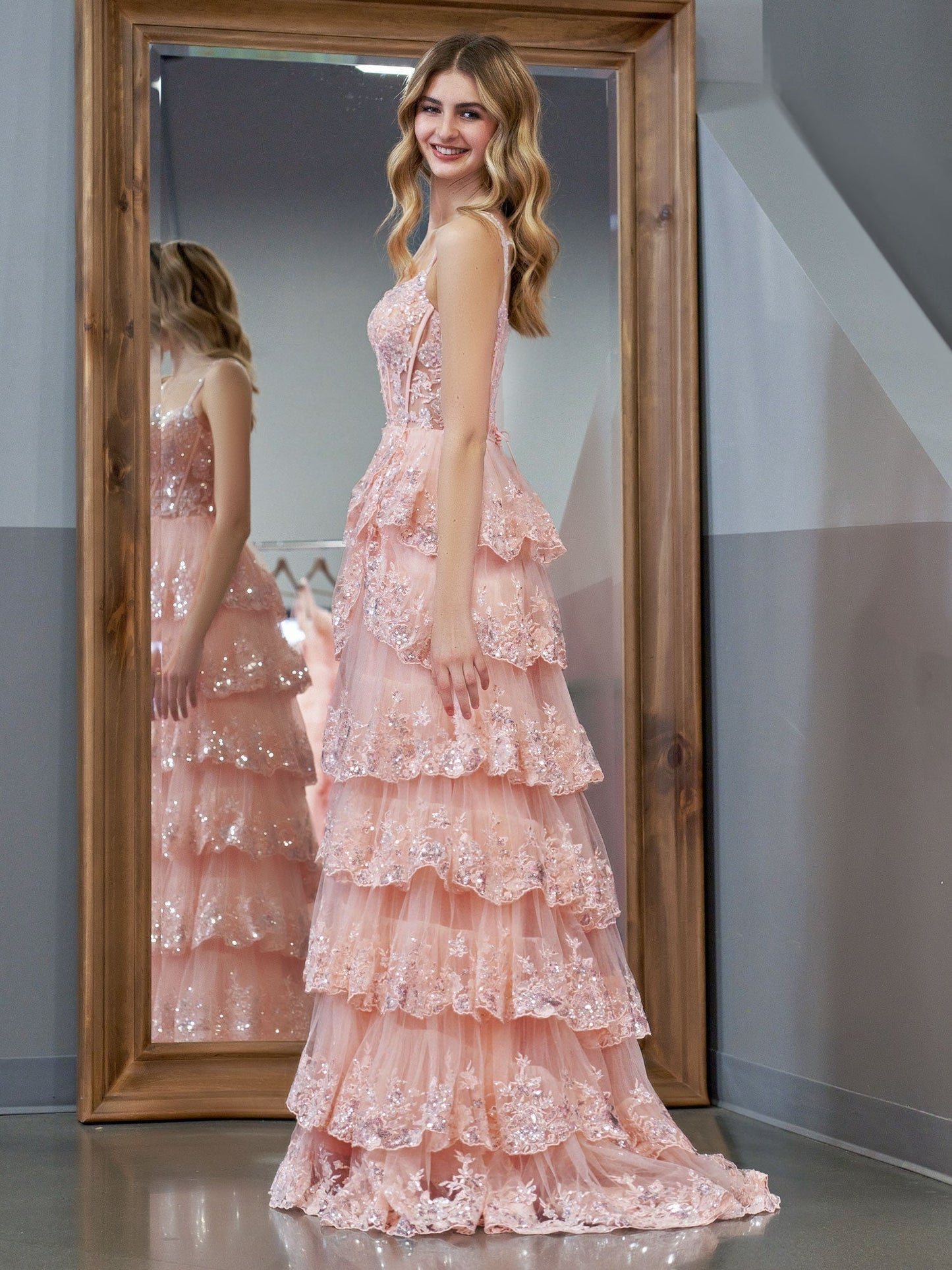 Vestido de fiesta estilo princesa con hombros descubiertos, corsé y volantes de encaje