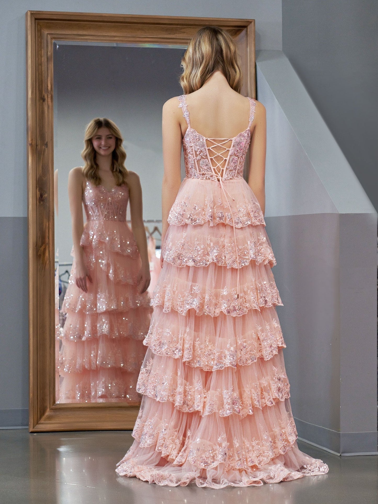 Vestido de fiesta estilo princesa con hombros descubiertos, corsé y volantes de encaje