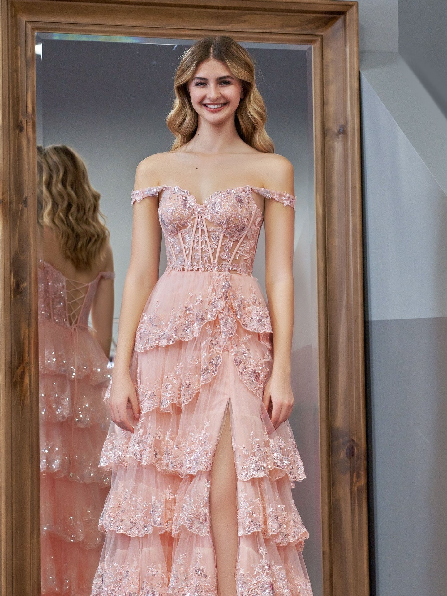 Vestido de fiesta estilo princesa con hombros descubiertos, corsé y volantes de encaje
