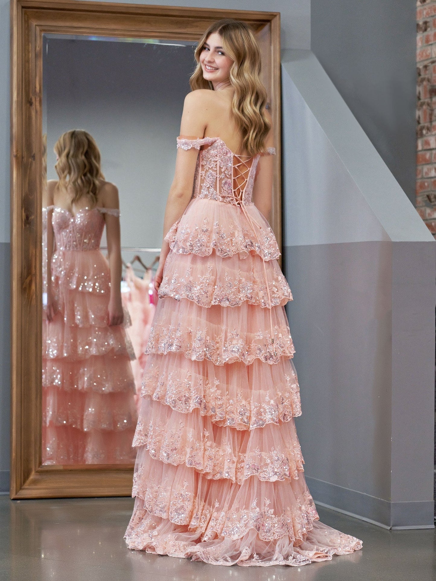 Vestido de fiesta estilo princesa con hombros descubiertos, corsé y volantes de encaje