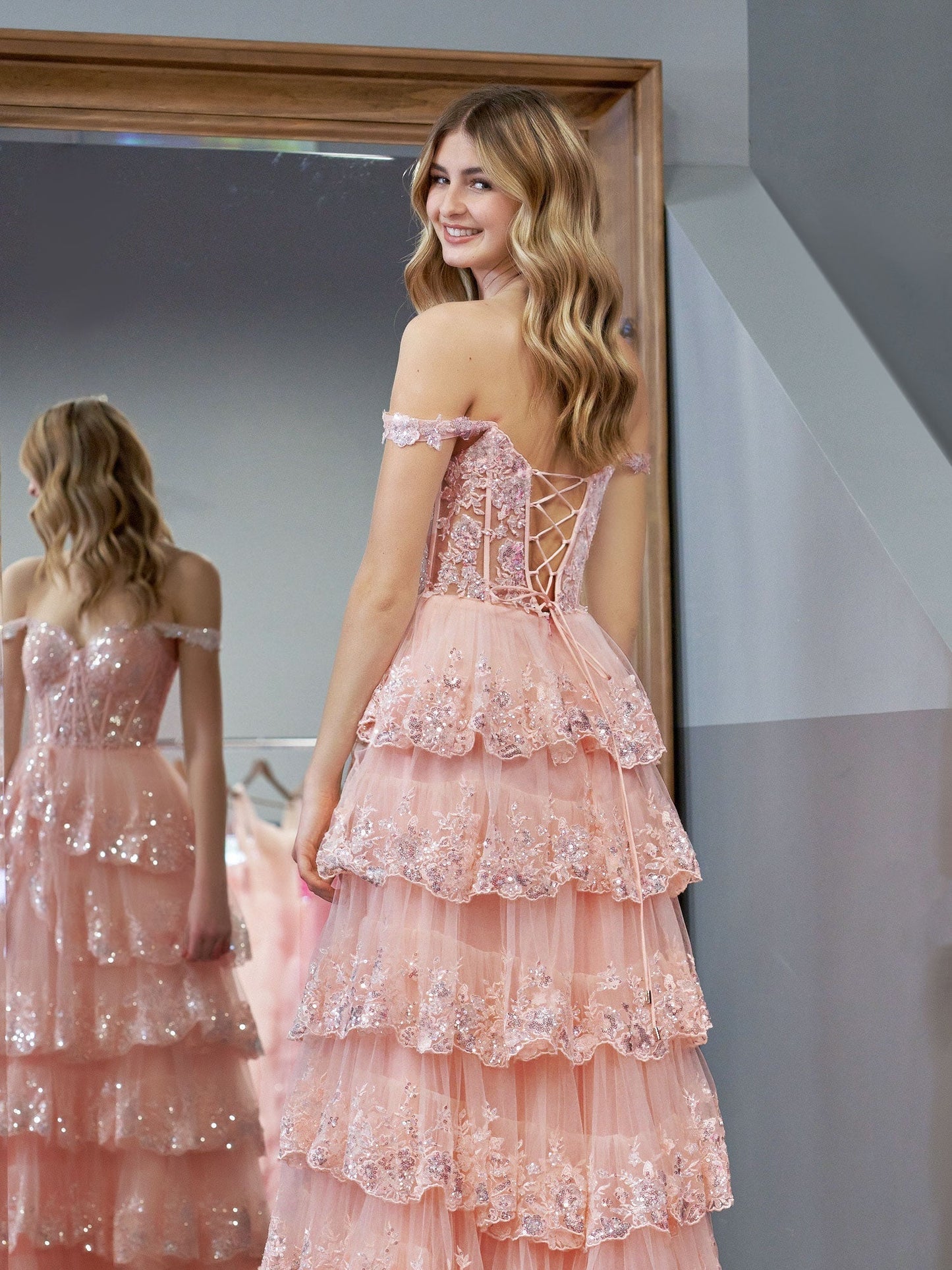 Vestido de fiesta estilo princesa con hombros descubiertos, corsé y volantes de encaje