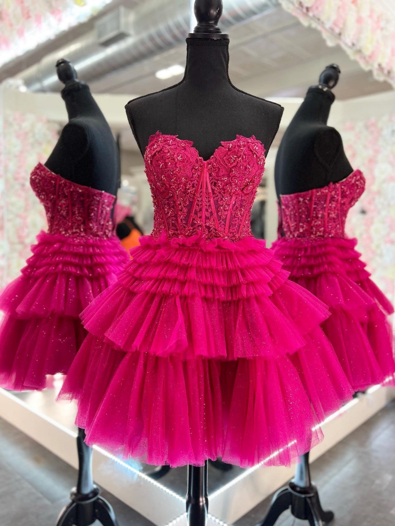 Vestido corto de encaje con escote en forma de corazón para regreso a casa