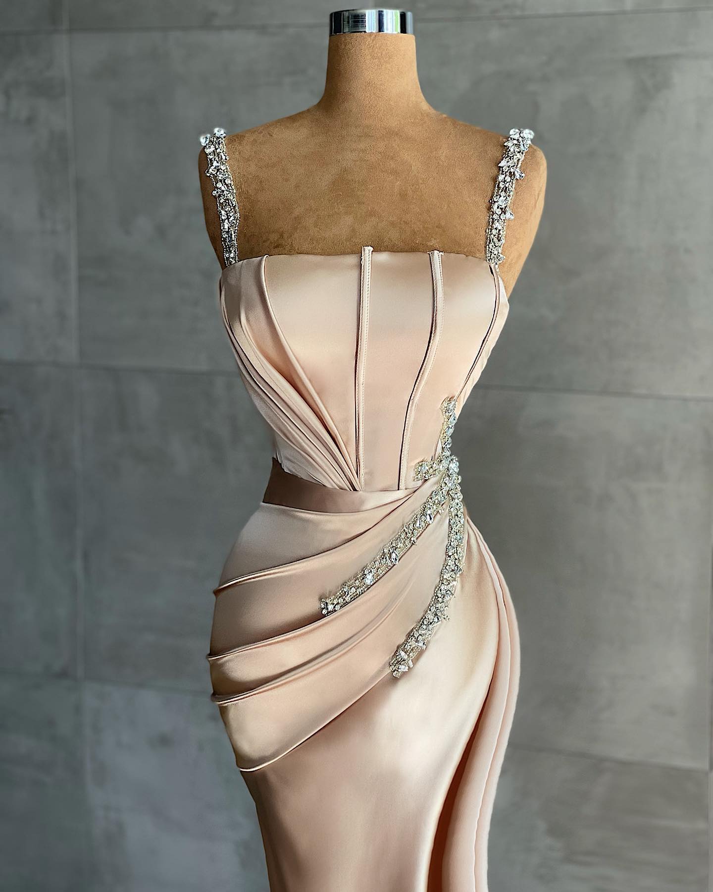 Vestidos de noche color champán hasta el suelo con purpurina.
