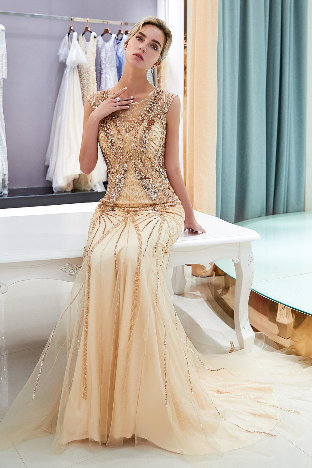 Vestidos de noche largos color champán con lentejuelas, cuentas y joya de sirena
