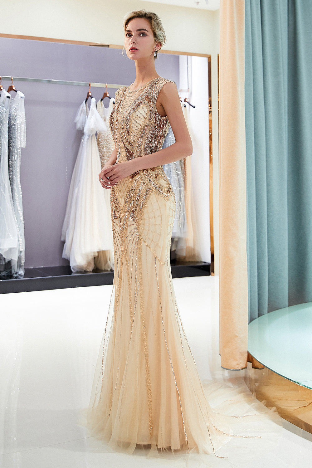 Vestidos de noche largos color champán con lentejuelas, cuentas y joya de sirena