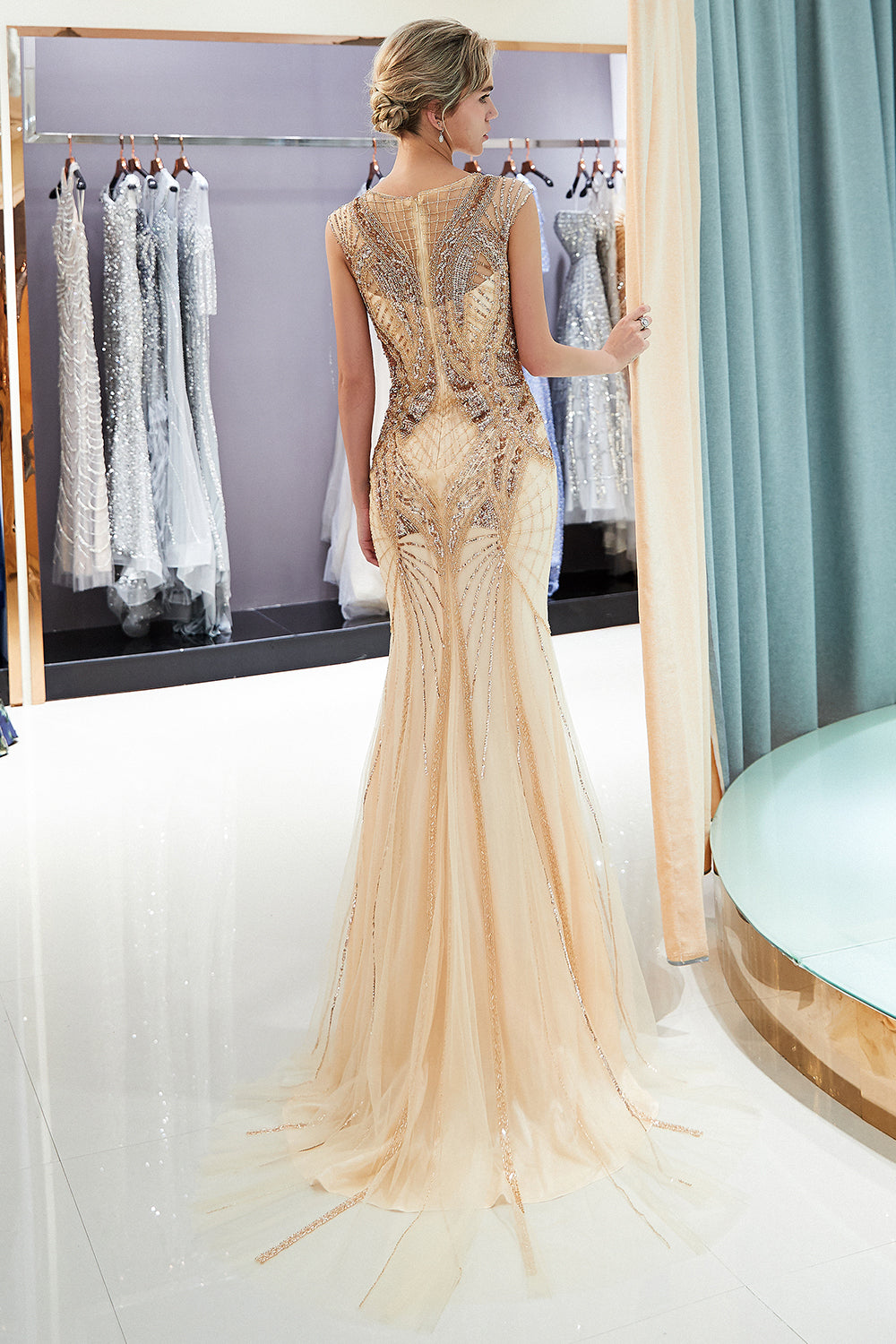 Vestidos de noche largos color champán con lentejuelas, cuentas y joya de sirena