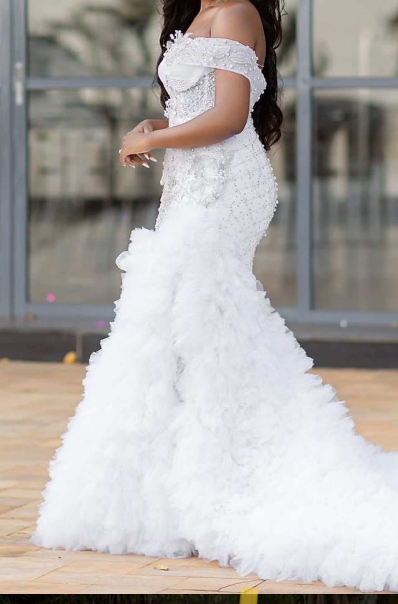 Bezauberndes schulterfreies Brautkleid in A-Linie mit Kapellenschleppe