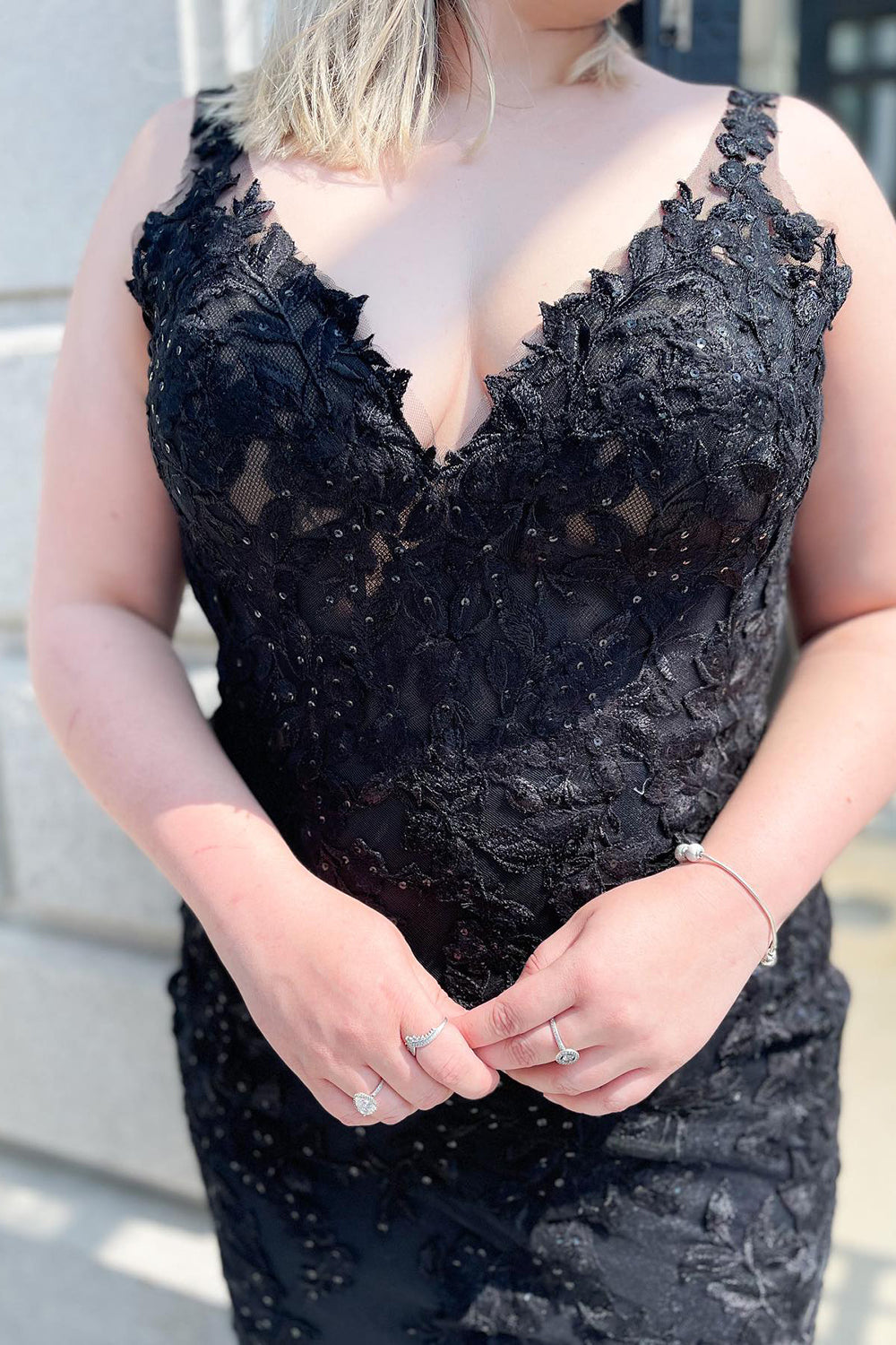Bezauberndes langes schwarzes Meerjungfrau-Ballkleid mit V-Ausschnitt, Spitze und Tüll