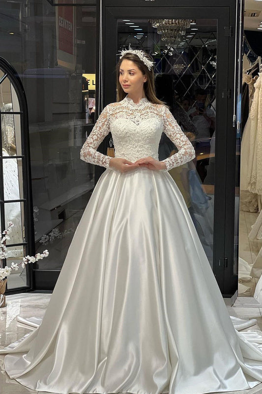 Bezauberndes bodenlanges A-Linien-Brautkleid aus Satin mit Rundhalsausschnitt und langen Ärmeln und Rüschen