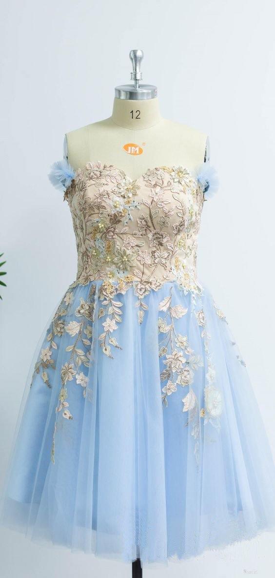 Bezauberndes hellblaues Sweetheart-Heimkehrkleid mit Applikationen