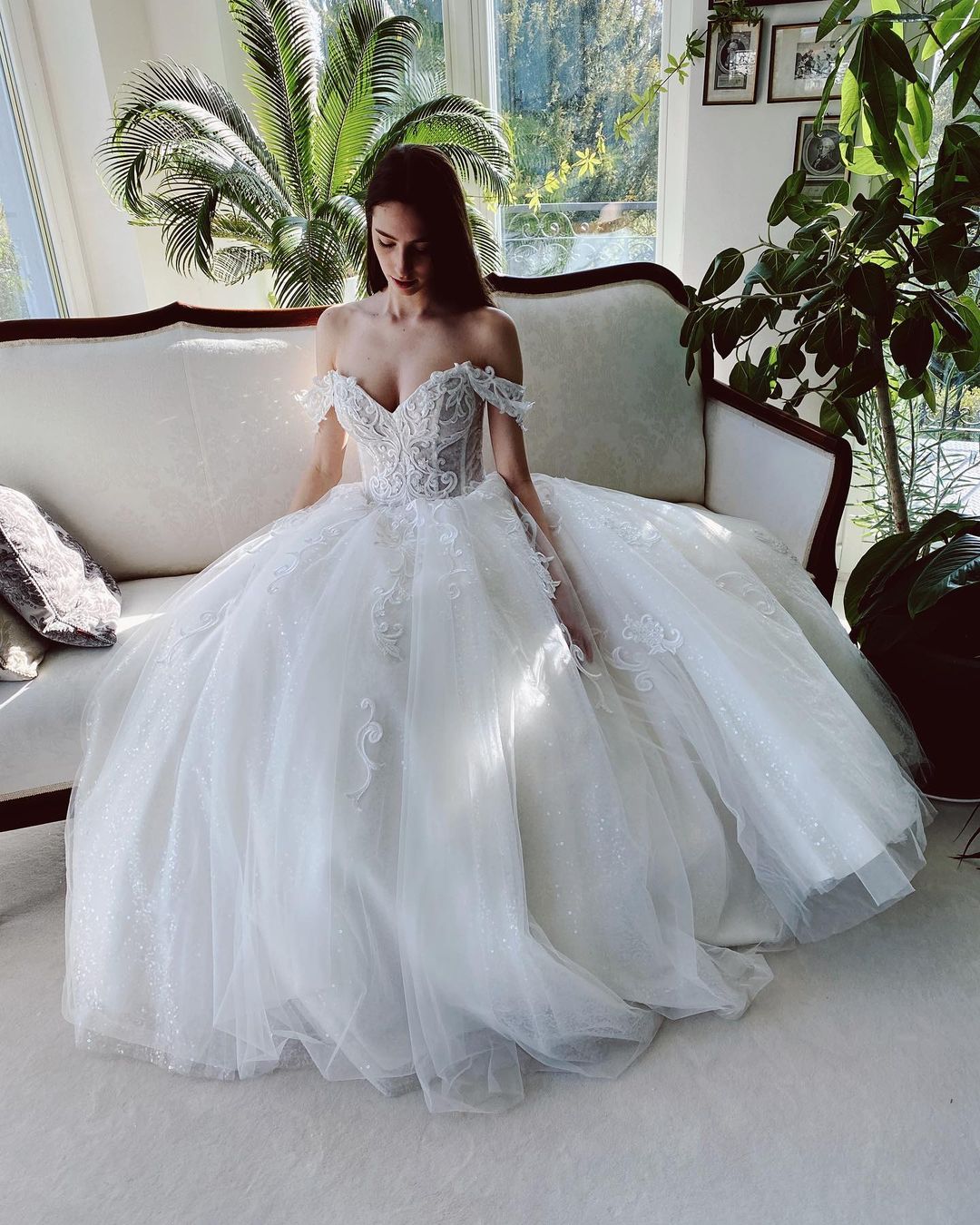 Bezauberndes langes A-Linien-Brautkleid aus schulterfreiem Tüll mit Glitzer