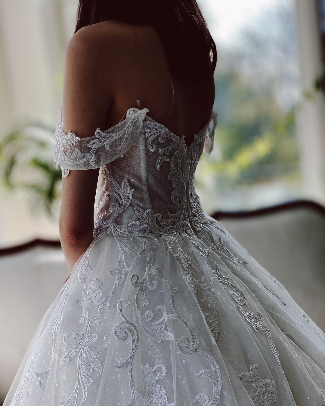 Bezauberndes langes A-Linien-Brautkleid aus schulterfreiem Tüll mit Glitzer